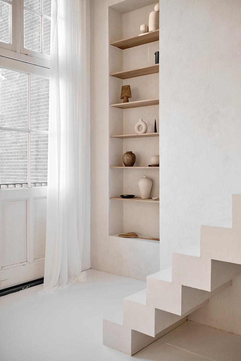 Inspiration image of the stucco staircase with flowing curtains in The Loft photo studio in Amsterdam
