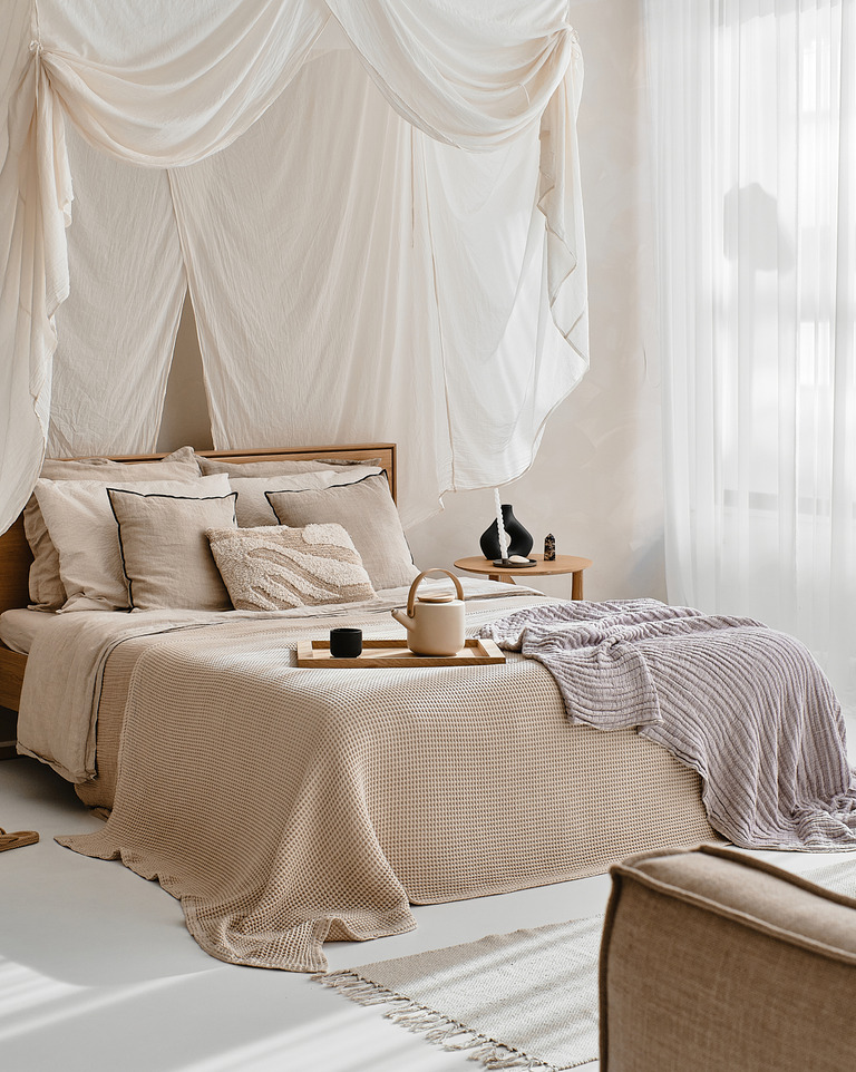 The Bedroom neutrale fotostudio met minimalistische slaapkamer inrichting Atelier Oost Amsterdam