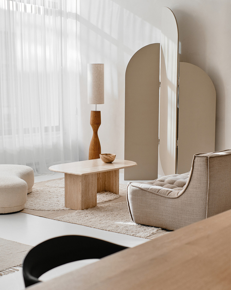 The Bedroom neutrale fotostudio met minimalistische zithoek Atelier Oost Amsterdam