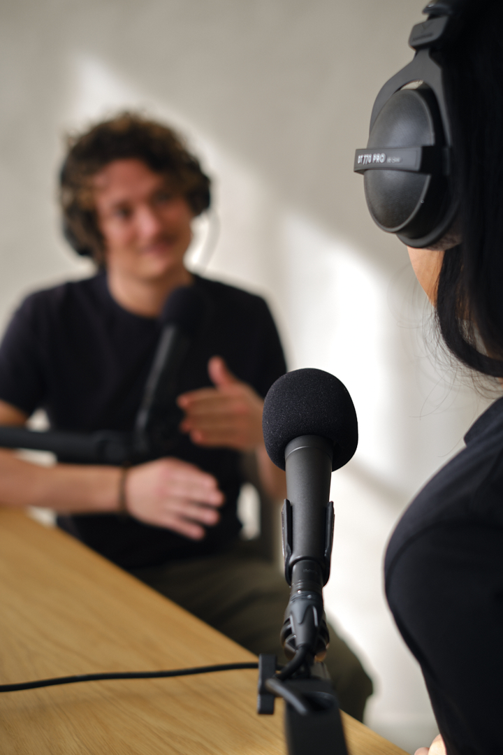 Podcaststudio huren inclusief audio, video en montage bij Atelier Oost in Amsterdam